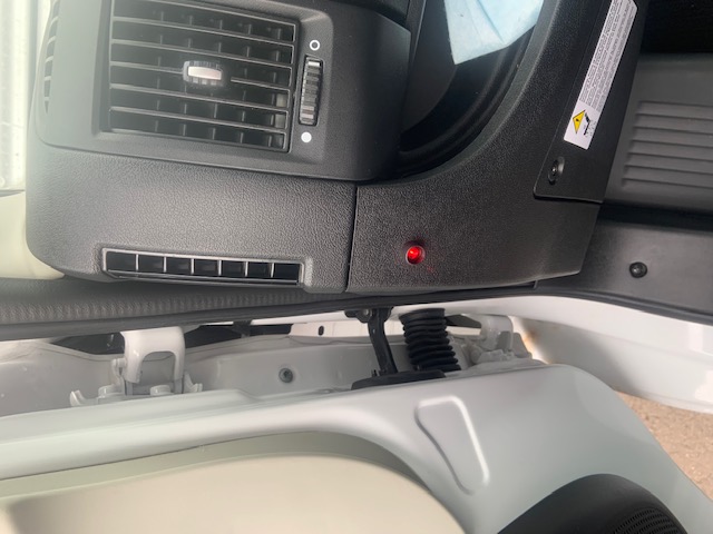 Hier wurde eine Kontrollleuchte eingebaut, damit ein Signal bei noch ausgefahrener Trittstufe im Fahrerhaus leuchtet. Hier wurde eine Kontrollleuchte eingebaut, damit ein Signal bei noch ausgefahrener Trittstufe im Fahrerhaus leuchtet.