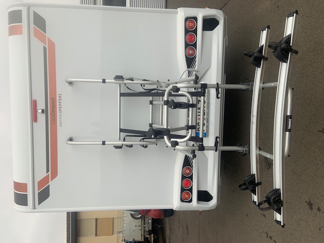 Hier sieht man den Hecklift im abgelassenen Zustand. Eine Verladehöhe liegt dann bei ca. 50 cm. Hier sieht man den Hecklift im abgelassenen Zustand. Eine Verladehöhe liegt dann bei ca. 50 cm.