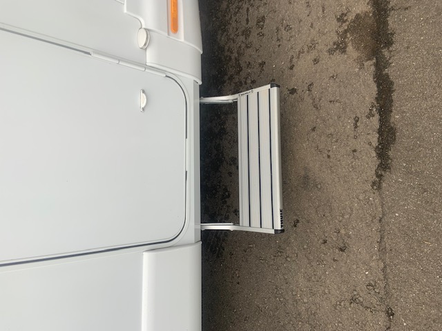 Hier wurde eine Trittstufe nachgerüstet. Diese Ausführung ist manuell ausklappbar. Das selbe ist auch elektrisch möglich. Hier wurde eine Trittstufe nachgerüstet. Diese Ausführung ist manuell ausklappbar. Das selbe ist auch elektrisch möglich.